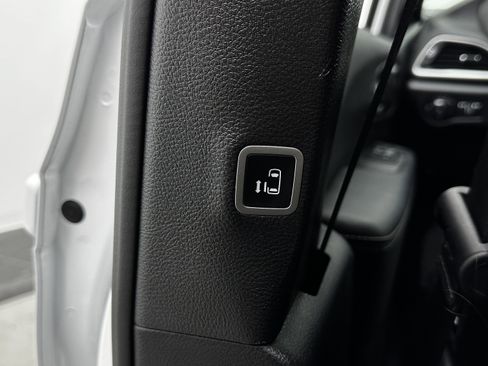 Used 2025 Chrysler Pacifica Select image 32