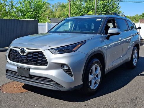 Used 2023 Toyota Highlander LE AWD/4WD image 3