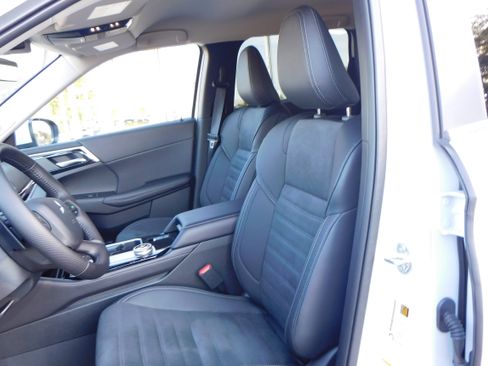 New 2025 Mitsubishi Outlander SE image 10