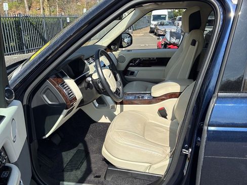 Used 2020 Land Rover Range Rover HSE image 4