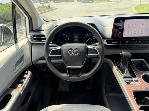 Used 2021 Toyota Sienna LE FWD image 22
