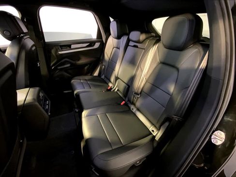 Used 2025 Porsche Cayenne image 24