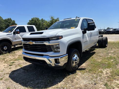 Used 2024 Chevrolet Silverado 3500 LT RWD image 3