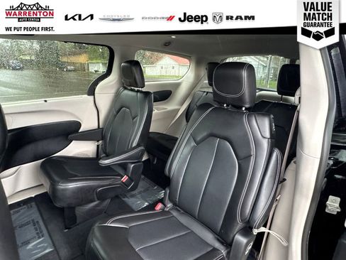 Used 2024 Chrysler Pacifica Touring-L image 32