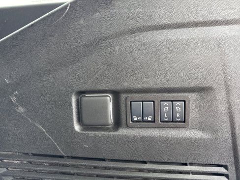 Used 2025 Chevrolet Suburban Premier RWD image 19