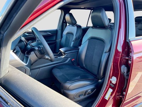 Certified 2025 Jeep Grand Cherokee Altitude image 19