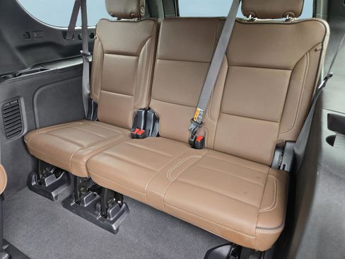 Used 2025 Chevrolet Suburban High Country RWD image 17
