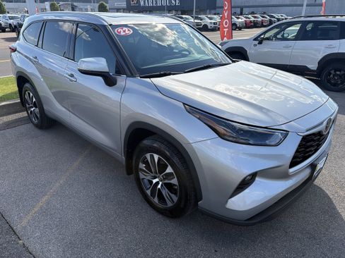 Used 2022 Toyota Highlander XLE AWD/4WD image 2