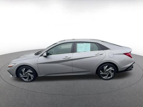 Used 2025 Hyundai Elantra Limited image 9