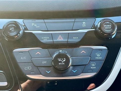 Used 2017 Chrysler Pacifica Touring image 16