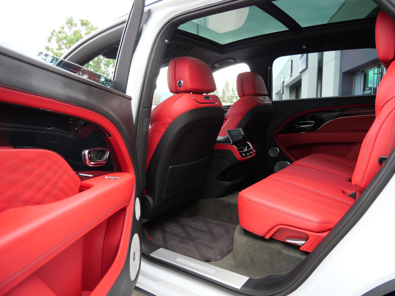 Used 2023 Bentley Bentayga Extended Wheelbase AWD/4WD image 20