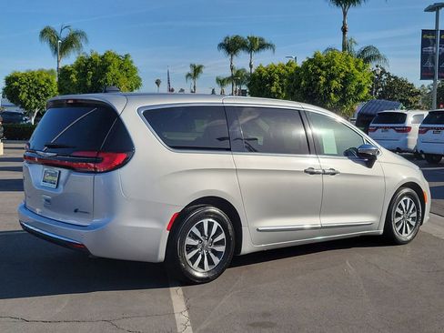 Used 2023 Chrysler Pacifica Limited FWD image 3