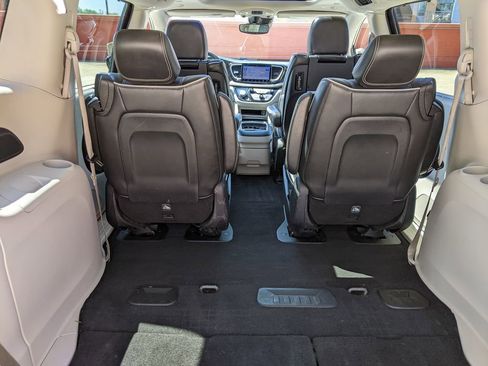 Used 2022 Chrysler Pacifica Limited w/ Uconnect Theater Family Group FWD image 27