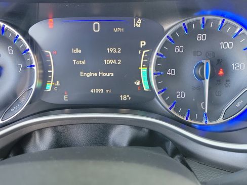 Used 2024 Chrysler Pacifica Touring-L image 25