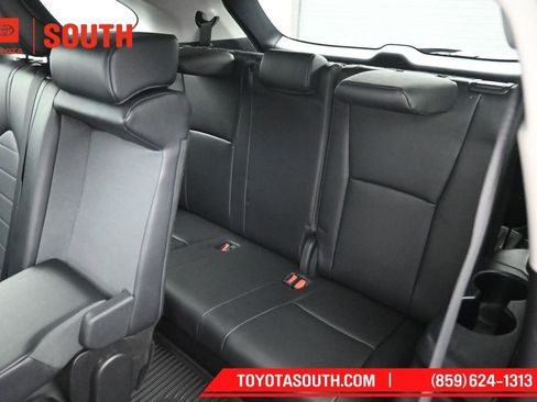Used 2024 Toyota Highlander XLE AWD/4WD image 31