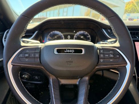 New 2025 Jeep Grand Cherokee Limited image 12