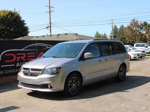 Used 2017 Dodge Grand Caravan GT image 1