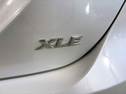 Used 2018 Toyota Camry XLE image 10