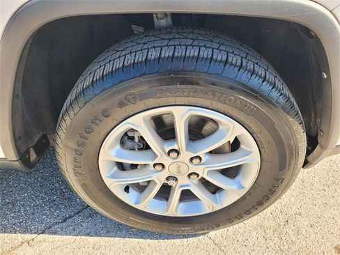 Certified 2021 Jeep Grand Cherokee Laredo image 21