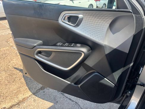 Used 2025 Kia Soul LX w/ LX Technology Package FWD image 18