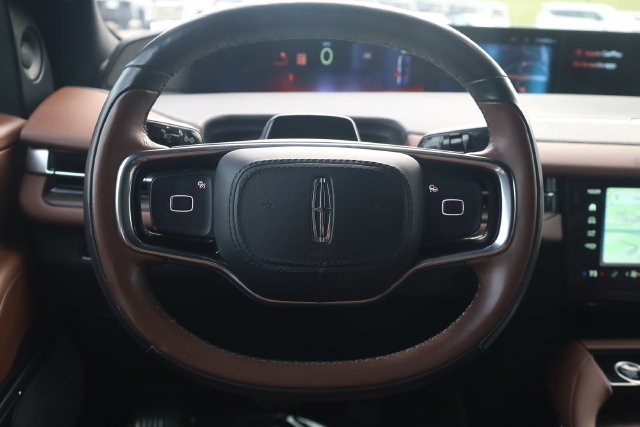 Used 2025 Lincoln Navigator Reserve AWD/4WD image 12