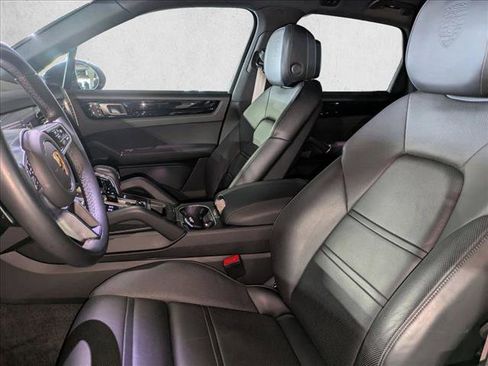 Used 2023 Porsche Cayenne Platinum Edition image 19