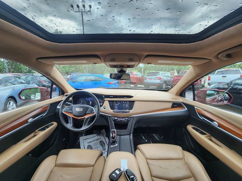 Used 2017 Cadillac XT5 Platinum w/ Driver Assist Package AWD/4WD image 9