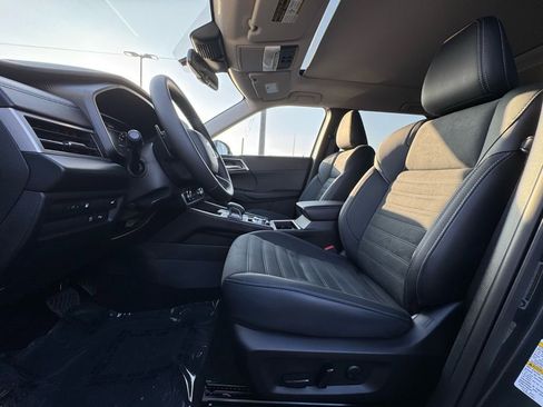 Used 2025 Mitsubishi Outlander SE image 23