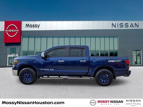 Used 2019 Nissan Titan SV w/ SV Convenience Package image 4