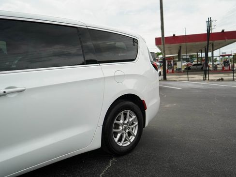 Used 2024 Chrysler Pacifica Touring-L FWD image 20