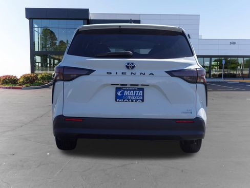 Used 2024 Toyota Sienna LE FWD image 4