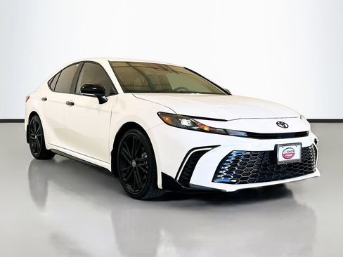 Used 2026 Toyota Camry Hybrid w/ Convenience Package FWD image 3