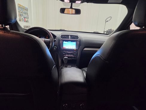 Used 2018 Ford Explorer XLT w/ Equipment Group 202A AWD/4WD image 23