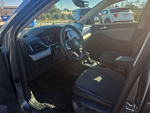 Used 2023 Volkswagen Taos SE w/ Panoramic Sunroof Package image 17