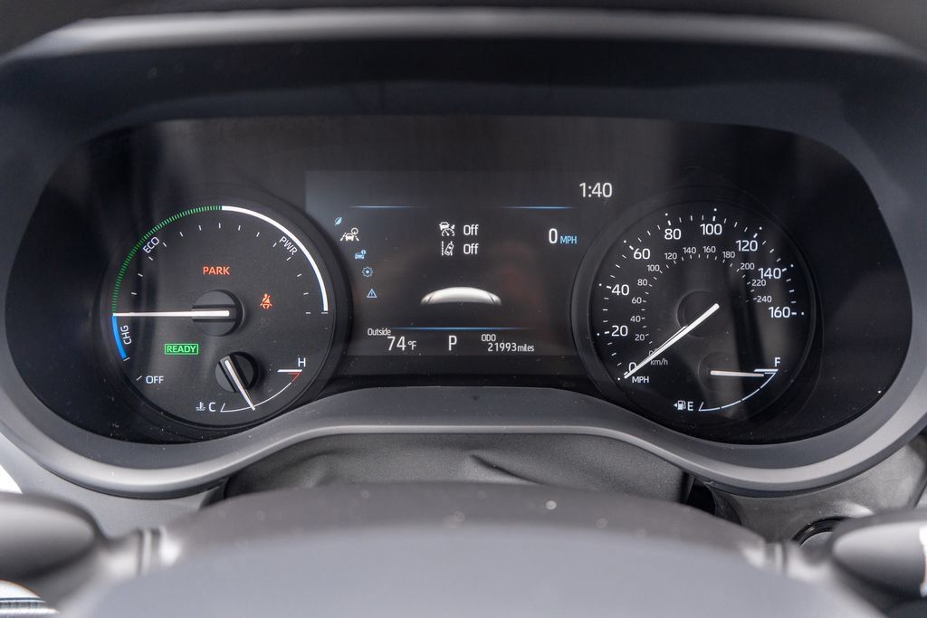 Used 2025 Toyota Sienna LE FWD image 25