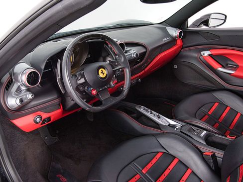 Certified 2021 Ferrari F8 Tributo RWD image 4