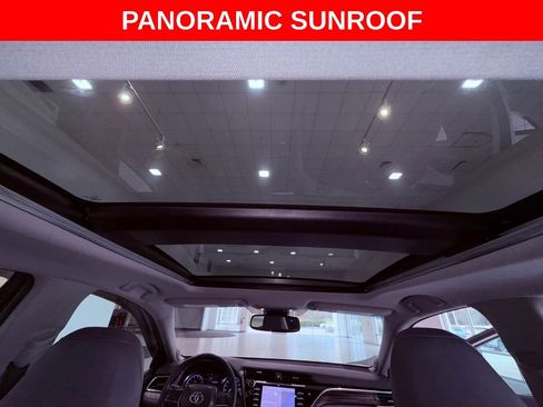 Used 2018 Toyota Camry XLE image 12