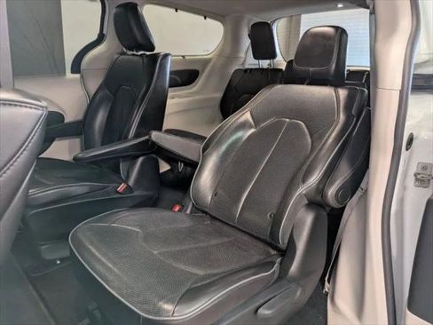 Used 2019 Chrysler Pacifica Limited w/ Advanced Safetytec Group image 12