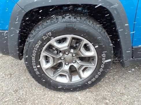 Used 2019 Jeep Cherokee Trailhawk w/ Cold Weather Group image 10