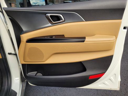 Used 2024 Kia Carnival LX image 22