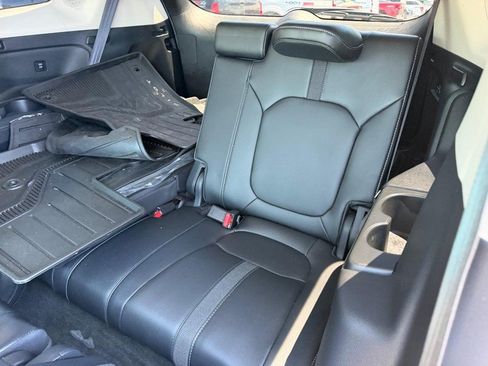 Used 2025 Honda Pilot Touring image 10