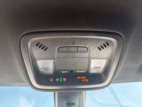 Used 2024 Chevrolet Traverse LT FWD image 37
