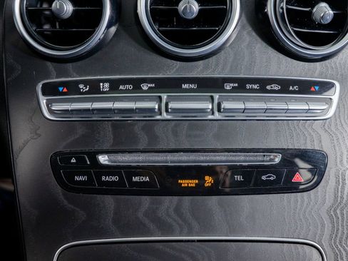 Used 2019 Mercedes-Benz GLC 300 4MATIC w/ Premium Package image 36