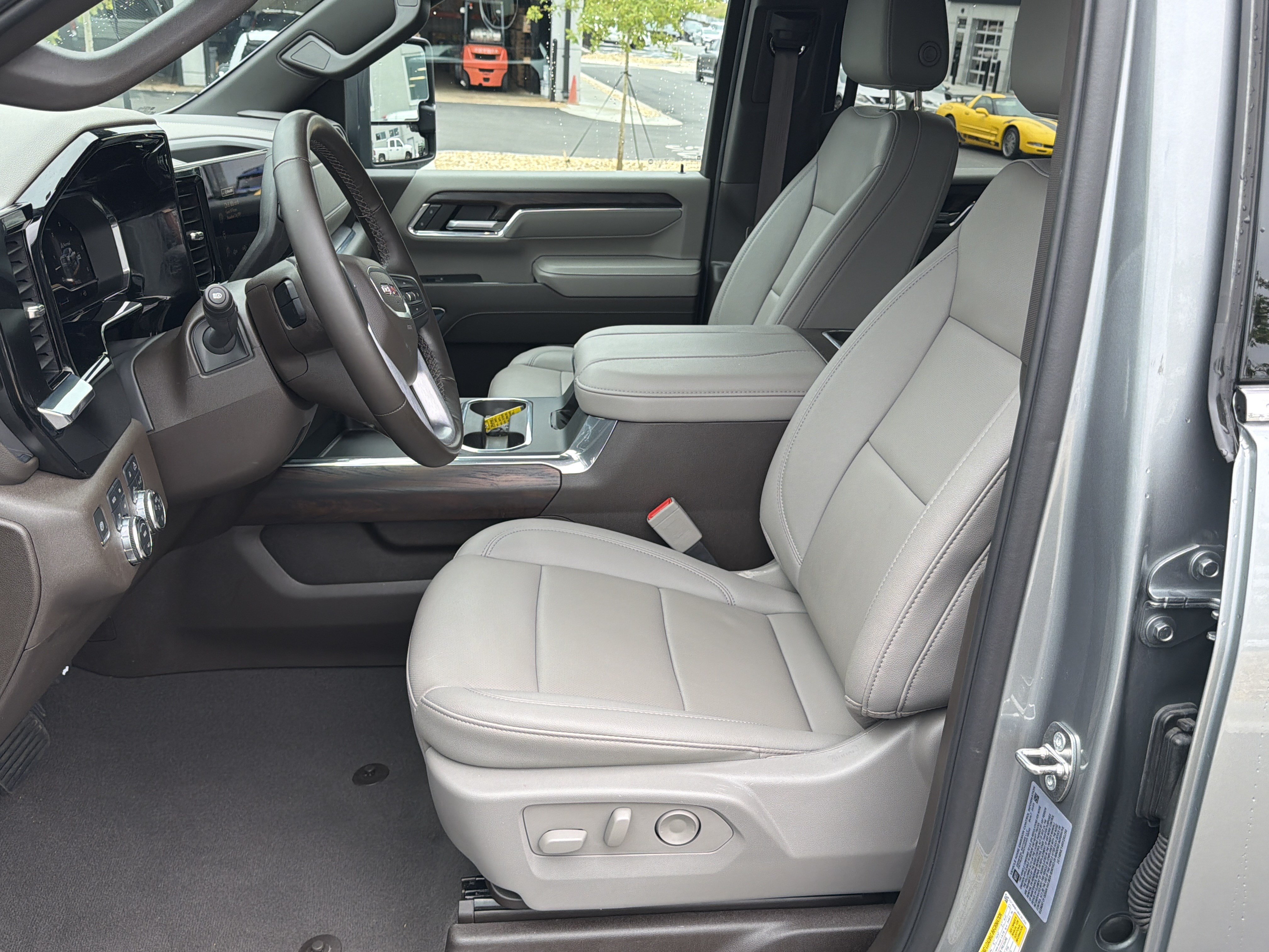 Used 2024 GMC Sierra 2500 SLT w/ SLT Premium Package AWD/4WD image 9
