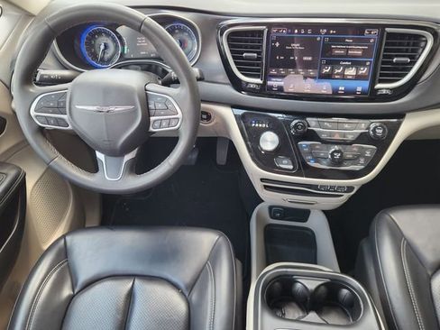 Used 2023 Chrysler Pacifica Touring-L image 28