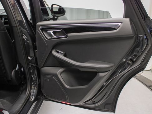 Certified 2025 Porsche Macan image 28