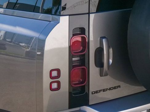 Used 2023 Land Rover Defender 130 S image 10