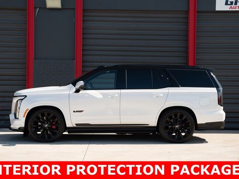 Used 2025 Cadillac Escalade V w/ LPO, ONYX Package image 3