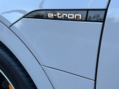 Used 2022 Audi e-tron Premium Plus w/ Premium Plus Package image 53