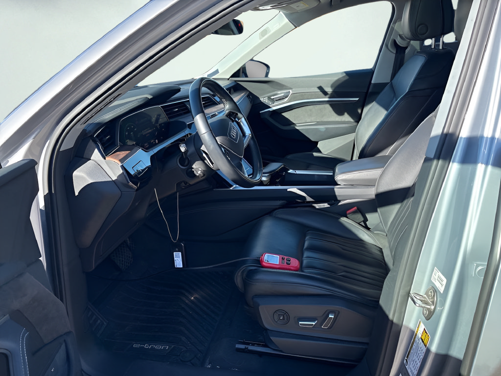 Used 2019 Audi e-tron Prestige w/ Prestige Package AWD/4WD image 6